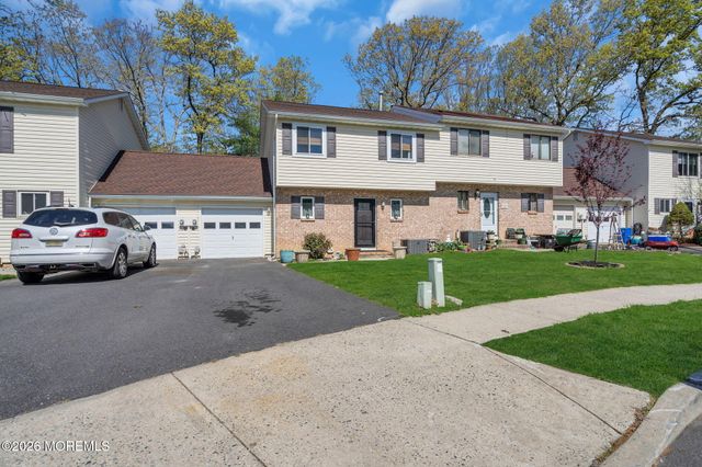11 Patricia Court, Howell, NJ 07731