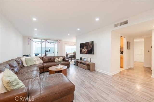 4637 Willis 110, Sherman Oaks, CA 91403