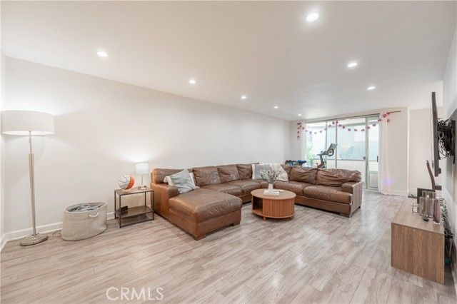 4637 Willis 110, Sherman Oaks, CA 91403