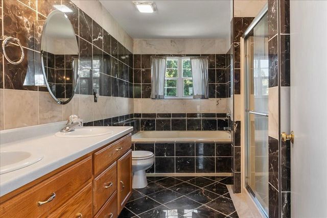 1136 Garfield LANE, Hartford, WI 53027