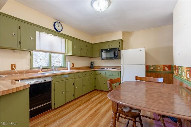 1945 Fairbrook Avenue NE, East Canton, OH 44730