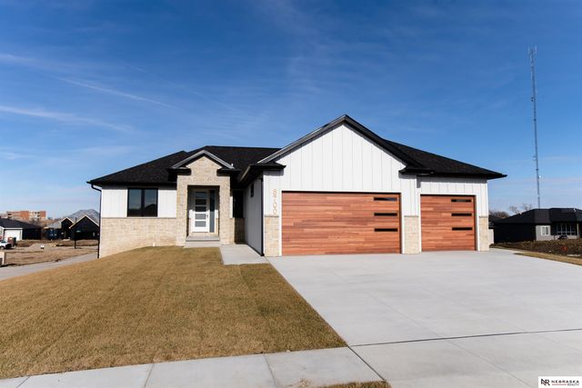 8700 Honeybee Lane, Lincoln, NE 68526
