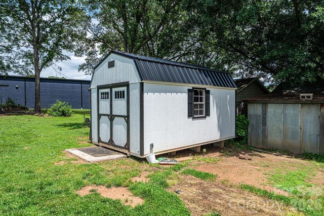 1460 17th Street NE, Hickory, NC 28601