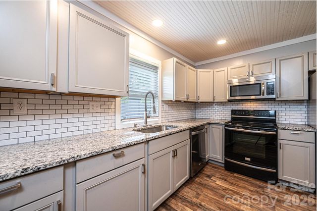 1460 17th Street NE, Hickory, NC 28601