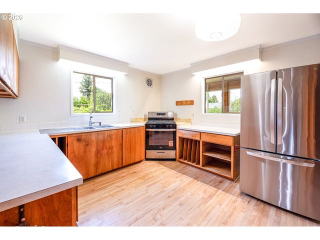 1404 CENTENNIAL Blvd, Springfield, OR 97477