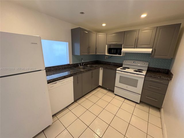 4304 NW 9th Ave 3-2H, Deerfield Beach, FL 33064