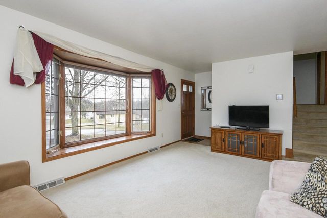 2411 Royal COURT, Waukesha, WI 53188