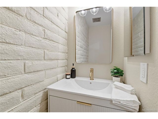 1060 S Parker Rd 27, Denver, CO 80231