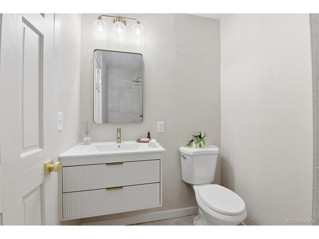 1060 S Parker Rd 27, Denver, CO 80231