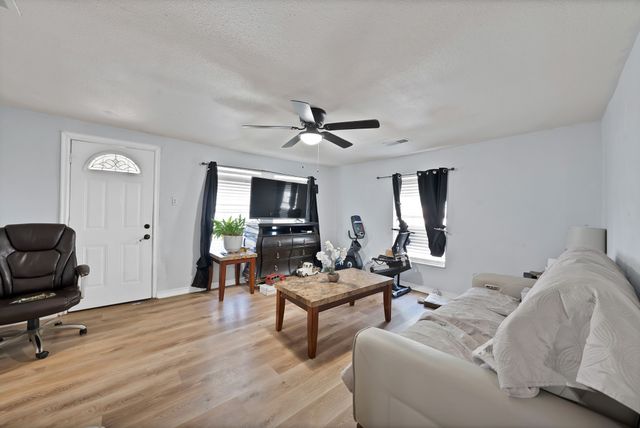 1717 E Harvey Avenue, Fort Worth, TX 76104
