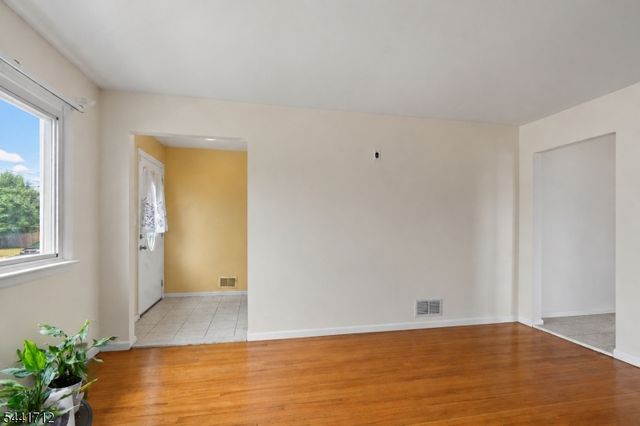 825 Mccandless Pl, Linden City, NJ 07036