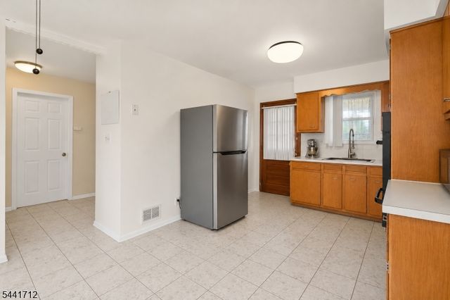825 Mccandless Pl, Linden City, NJ 07036