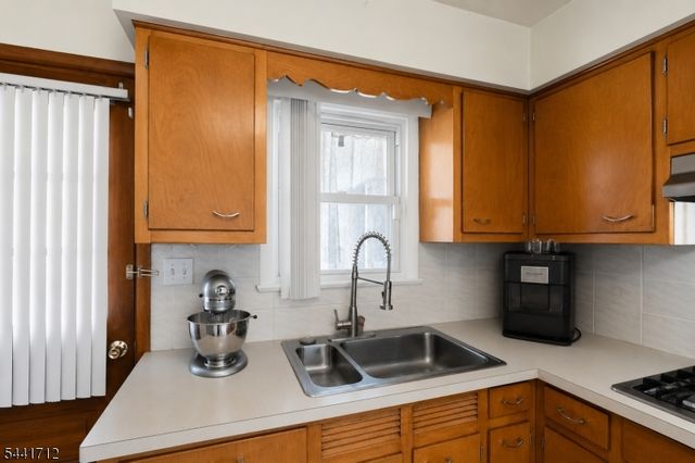 825 Mccandless Pl, Linden City, NJ 07036