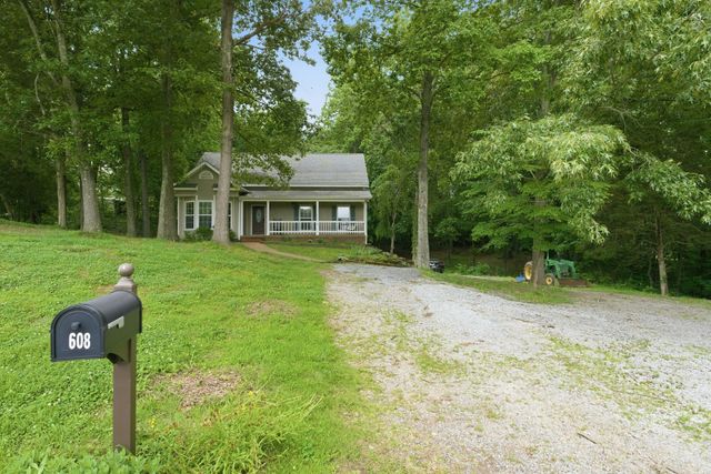 608 Beechtree Ct, Burns, TN 37029