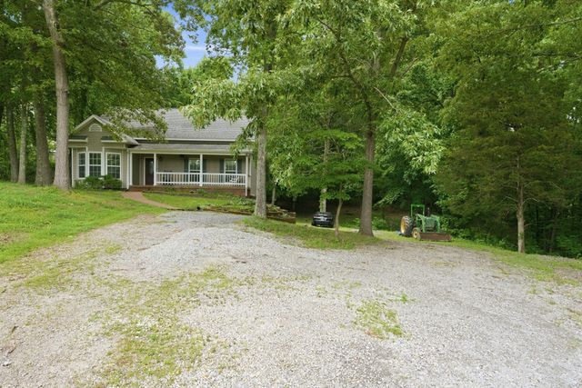 608 Beechtree Ct, Burns, TN 37029
