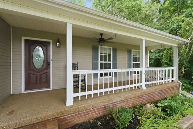 608 Beechtree Ct, Burns, TN 37029