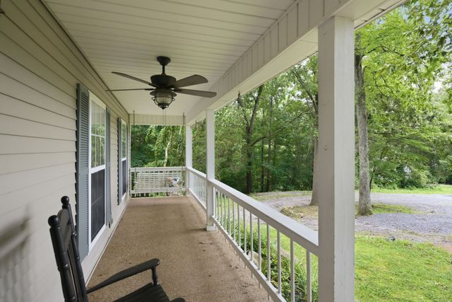 608 Beechtree Ct, Burns, TN 37029