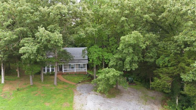 608 Beechtree Ct, Burns, TN 37029
