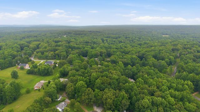 608 Beechtree Ct, Burns, TN 37029