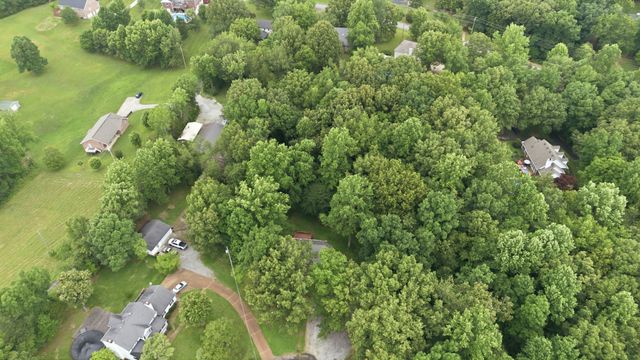 608 Beechtree Ct, Burns, TN 37029
