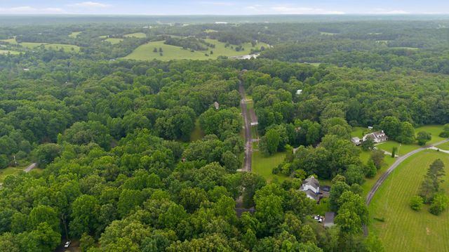 608 Beechtree Ct, Burns, TN 37029