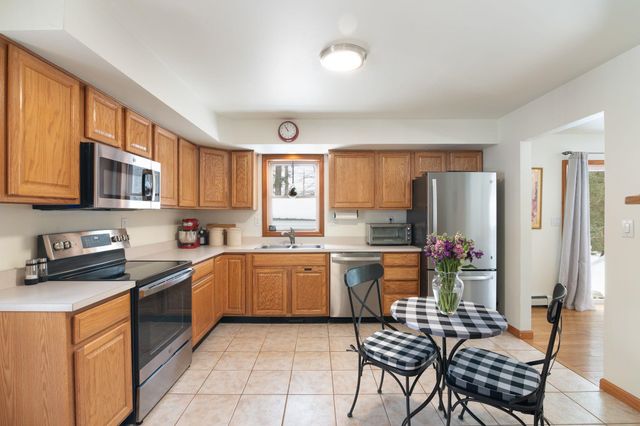 135 Country Hill, Brattleboro, VT 05301