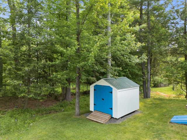 135 Country Hill, Brattleboro, VT 05301