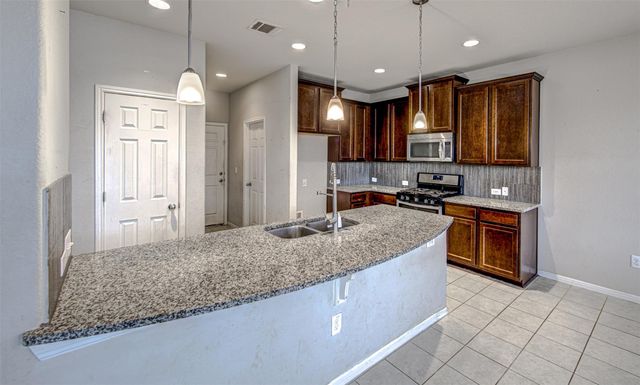 592 Twisted Oaks LN, Buda, TX 78610