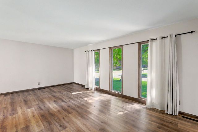 419 N Mimosa Dr, Haysville, KS 67060