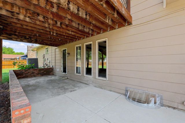 419 N Mimosa Dr, Haysville, KS 67060