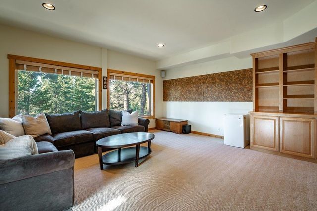 12391 Stockholm Way, Truckee, CA 96161