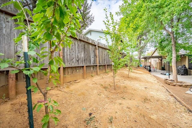 1462 Love Way, Auburn, CA 95603