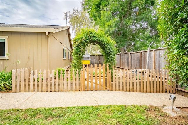 1462 Love Way, Auburn, CA 95603