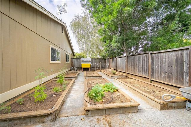 1462 Love Way, Auburn, CA 95603
