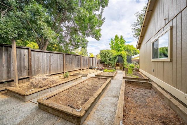 1462 Love Way, Auburn, CA 95603
