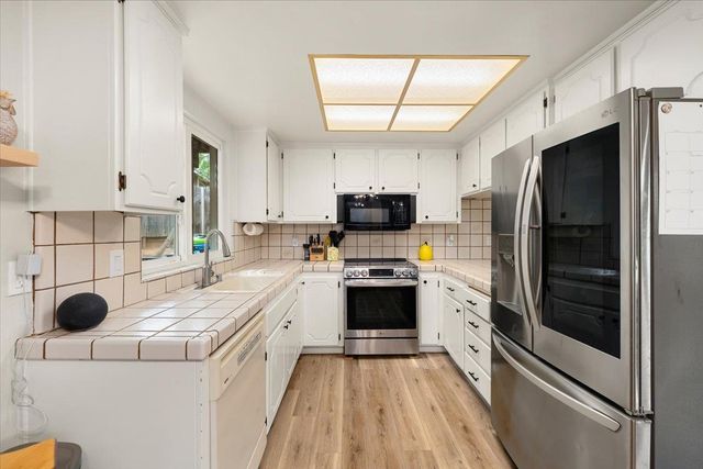1462 Love Way, Auburn, CA 95603
