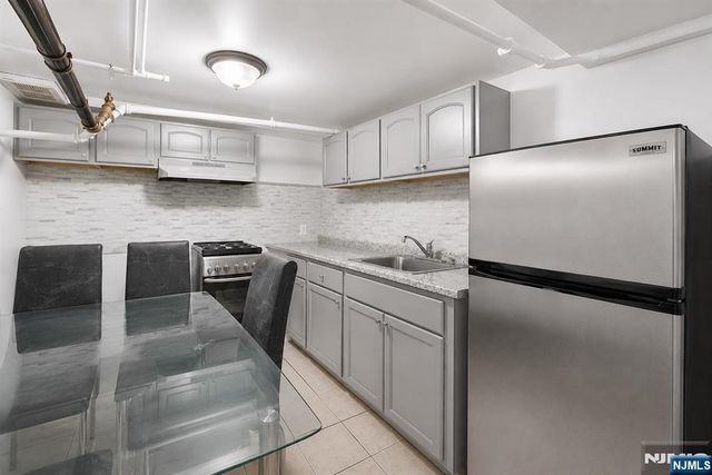 196 S 6th Street, Newark, NJ 07103