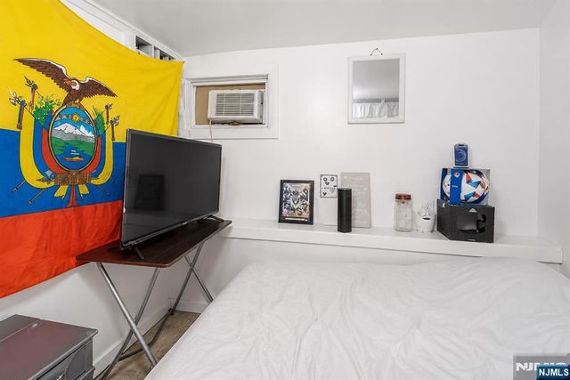 196 S 6th Street, Newark, NJ 07103