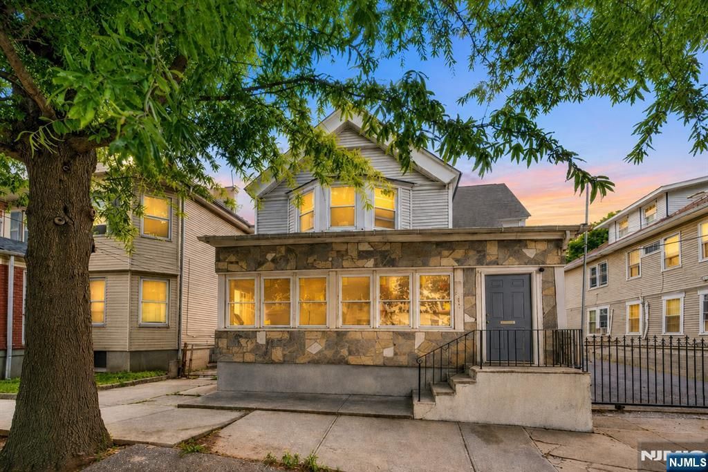 196 S 6th Street, Newark, NJ 07103
