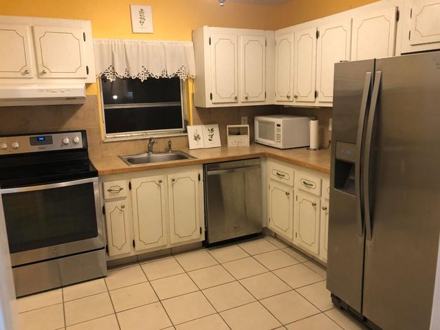 421 SW Natura Avenue E, Deerfield Beach, FL 33441