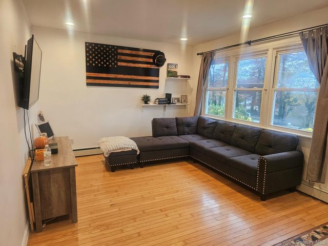 11 Edgewood Avenue, Farmingville, NY 11738