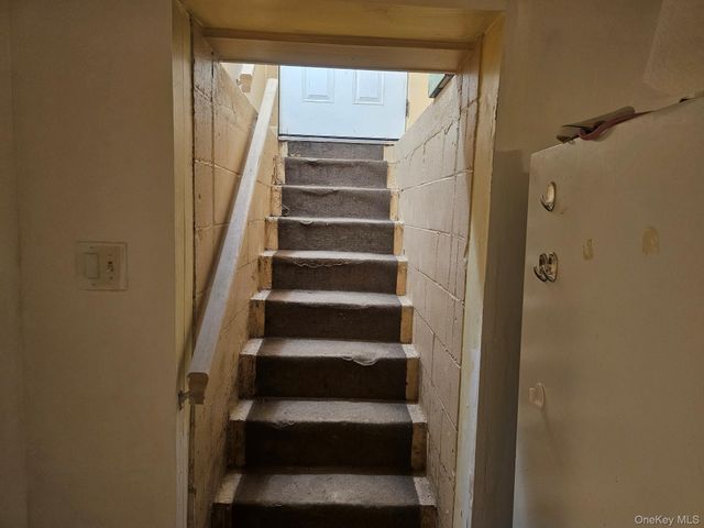 11 Edgewood Avenue, Farmingville, NY 11738