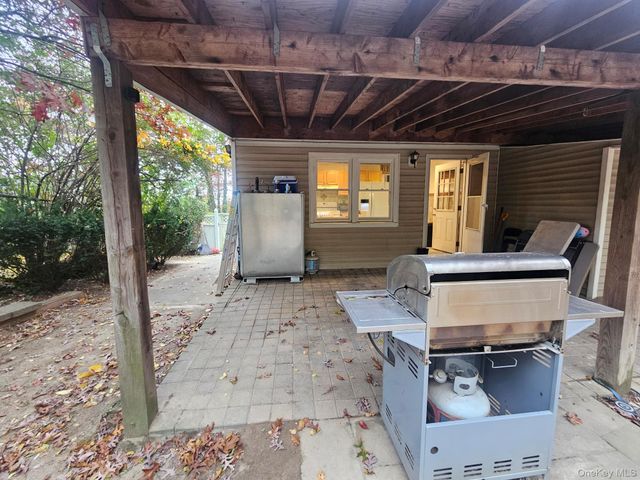 11 Edgewood Avenue, Farmingville, NY 11738