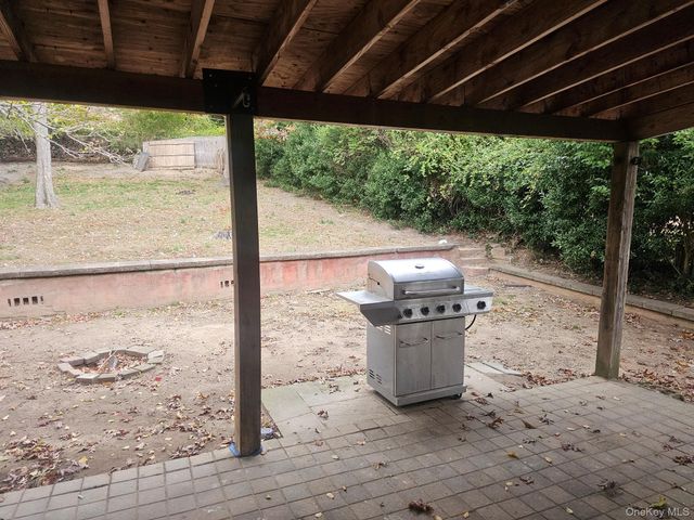 11 Edgewood Avenue, Farmingville, NY 11738