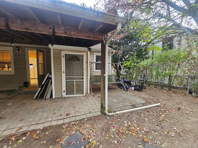 11 Edgewood Avenue, Farmingville, NY 11738