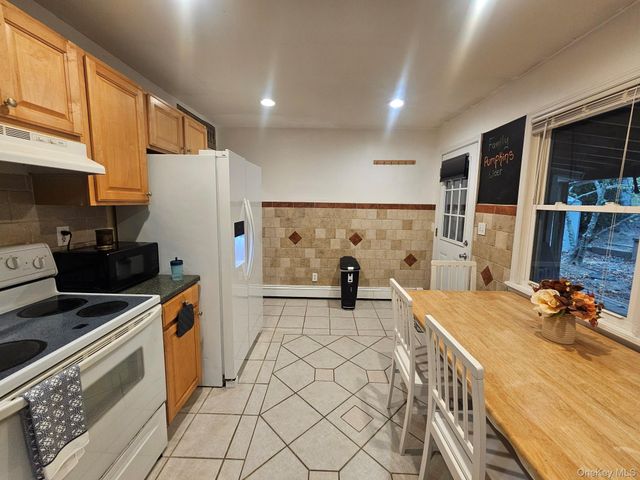 11 Edgewood Avenue, Farmingville, NY 11738