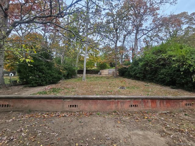 11 Edgewood Avenue, Farmingville, NY 11738