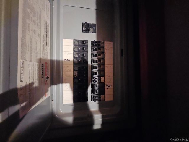 11 Edgewood Avenue, Farmingville, NY 11738