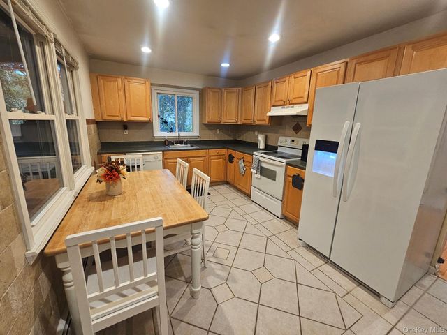 11 Edgewood Avenue, Farmingville, NY 11738