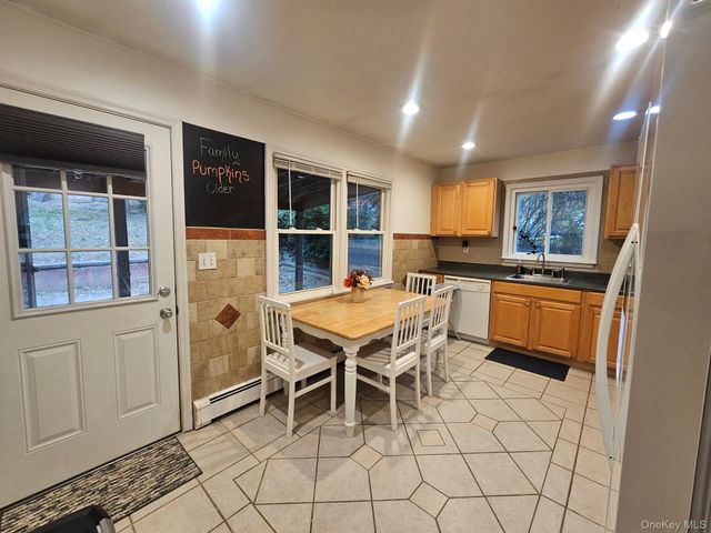 11 Edgewood Avenue, Farmingville, NY 11738